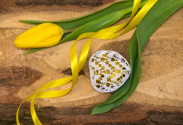 Frische gelbe Tulpen auf einem natürlichen Holzbrett — Stockfoto