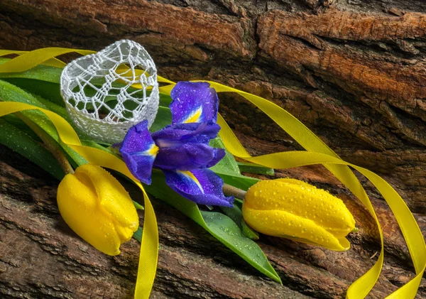 花アイリスと木製の背景に水滴とチューリップ — ストック写真