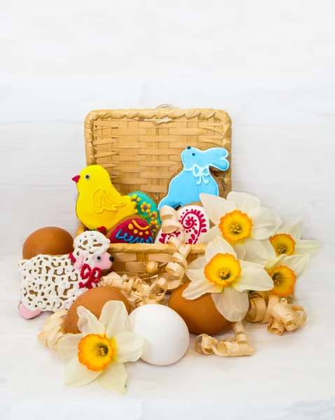 Easter cookie in a basket of flower Narcissus and chicken egg — Stock Photo, Image