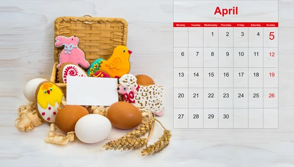 Biscoito de Páscoa frango, coelho, pequeno carneiro em uma cesta e frango — Fotografia de Stock