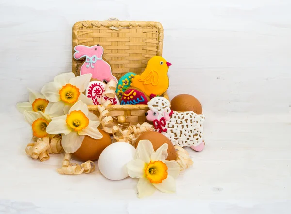 Easter cookie in a basket of flower Narcissus and chicken egg — Stock Photo, Image