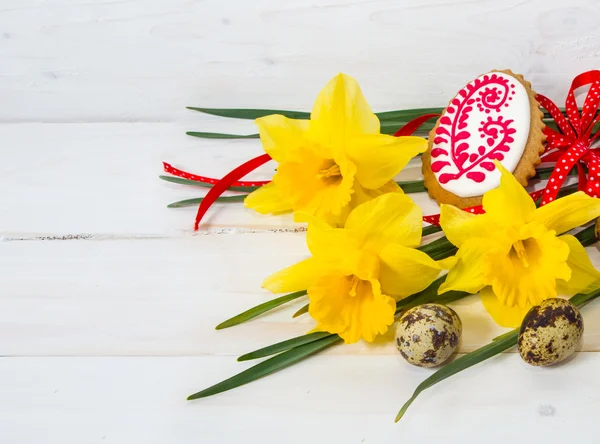 Narcissus blomma och vaktel ägg och påsk cookies — Stockfoto