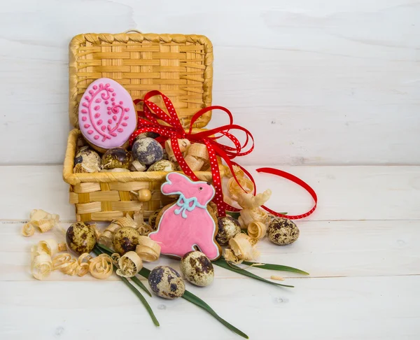 Biscuits Lapin de Pâques et oeuf dans un panier d'oeufs de caille — Photo