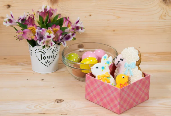 Easter cookies and decorative eggs — Stock Photo, Image