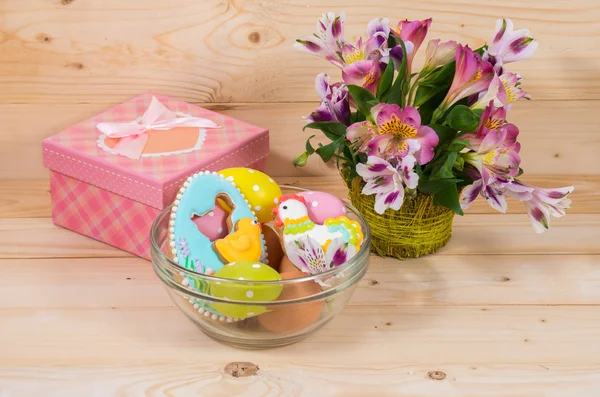 Easter cookies and decorative eggs — Stock Photo, Image