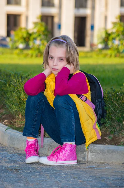 Niña pensativa  . — Foto de Stock