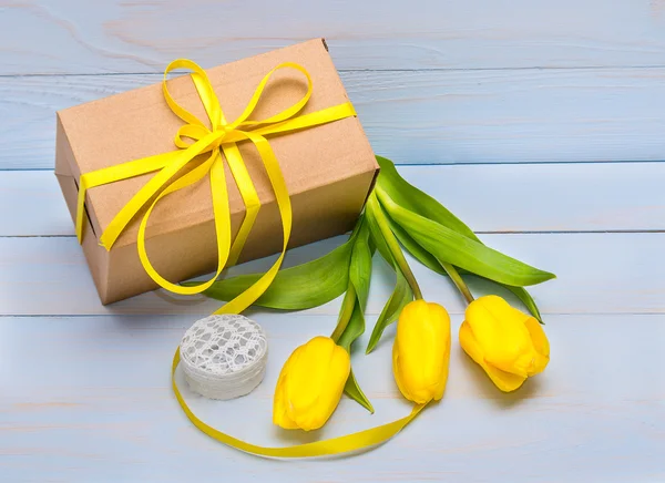 Gift box and yellow tulips — Stock Photo, Image