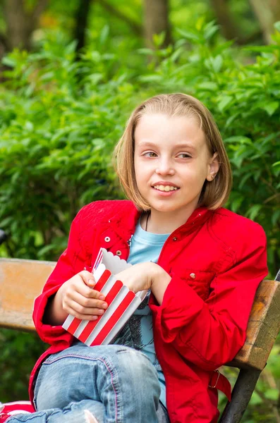 Little girl of eight years with popcorn in hand — Stock Photo, Image