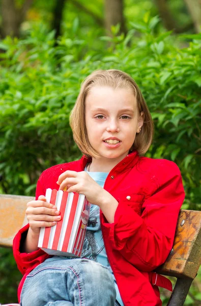 Menina de oito anos com pipoca na mão — Fotografia de Stock