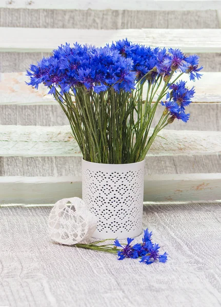Composition un bouquet de fleurs de bleuets bleus — Photo