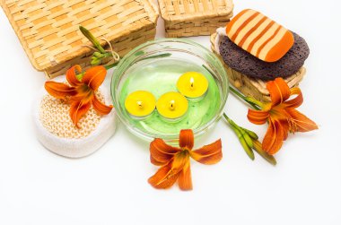 Turuncu lily çiçekler, kutuları, deniz tuzu, mumlar, sabun ve nesneleri