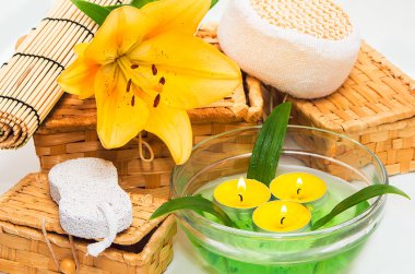 Mumlar ve sarı zambak. 