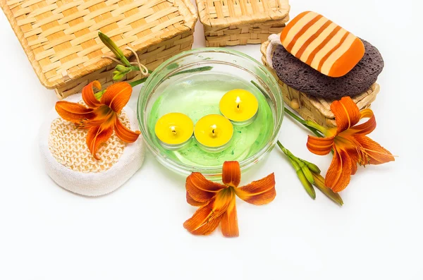 Turuncu lily çiçekler, kutuları, deniz tuzu, mumlar, sabun ve nesneleri
