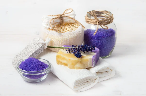 Lavanda sabão artesanal e acessórios para cuidados com o corpo — Fotografia de Stock