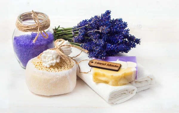 Lavanda sabão artesanal e acessórios para cuidados com o corpo — Fotografia de Stock