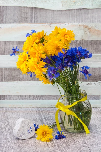 Bouquet fleurs sauvages couleurs bleu et jaune dans un vase — Photo