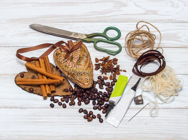 Dekorative handgefertigte Herzen und Objekte für ihre Kreation — Stockfoto