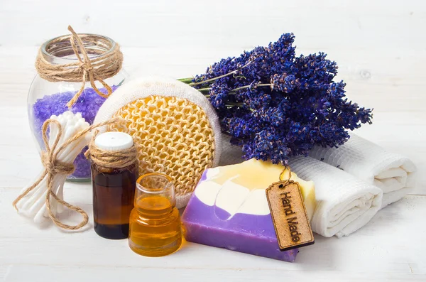 Lavendel handgemaakte zeep en toebehoren voor lichaamsverzorging — Stockfoto