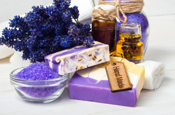 Lavendel handgemaakte zeep en toebehoren voor lichaamsverzorging — Stockfoto