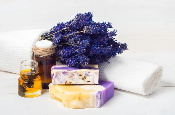 Lavendel handgemaakte zeep, olie — Stockfoto