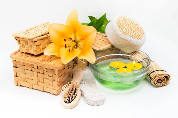 Spa concept.Yellow lily flower and objects for spa procedures — Stock Photo, Image