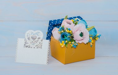 Dekoratif çiçek hediye kutusu 