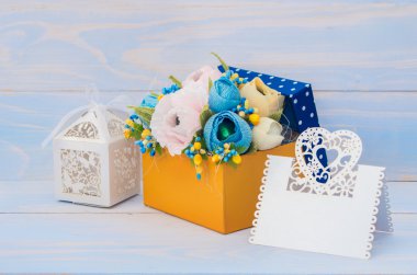 Dekoratif çiçek hediye kutusu 