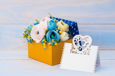 Dekoratif çiçek hediye kutusu 