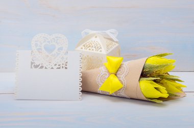 Dekoratif çiçek ve hediye ile metin için bir kart 