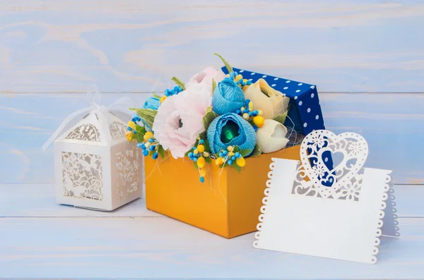 Dekoratif çiçek hediye kutusu 