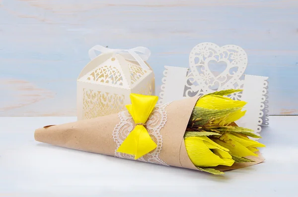 Декоративные цветы и подарок с открыткой для текста — стоковое фото