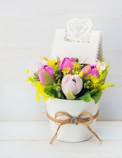 Fleur décorative dans un pot et cadeau avec une carte — Photo