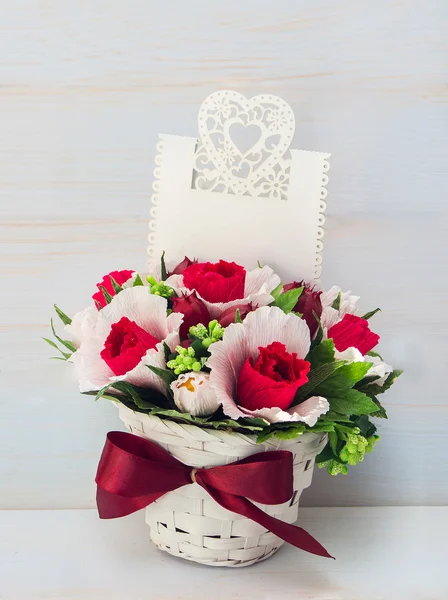 Fleur décorative dans un pot et cadeau avec une carte — Photo