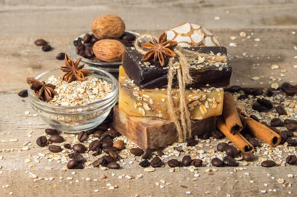 Handgemachte Seife mit Kaffeebohnen und Gewürzen auf einem hölzernen Hintergrund Stockbild