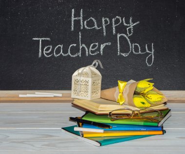 Çiçek ve hediye , öğretmenin masasında copybooks. .