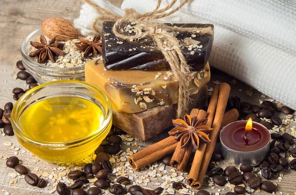 Handmade soap with coffee beans and spices on a wooden backgroun — Stock Photo, Image