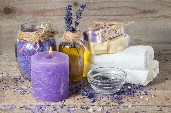 Levandulový olej, květy levandule, mýdlo a ručníky, — Stock fotografie