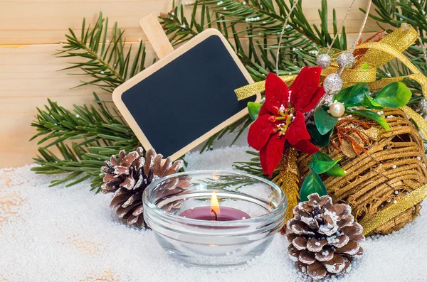 Рождественская композиция с табличками для текста и горящей свечи — стоковое фото