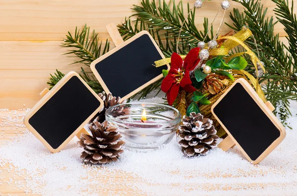 Composição de Natal com pastilhas de texto e vela ardente — Fotografia de Stock