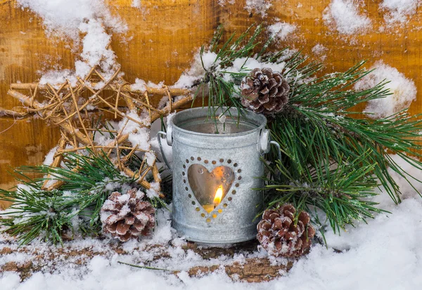 Lanterna decorativa queima na neve — Fotografia de Stock