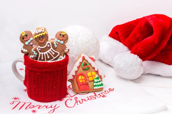 Peperkoek cookies in een kopje drank op kerstavond — Stockfoto