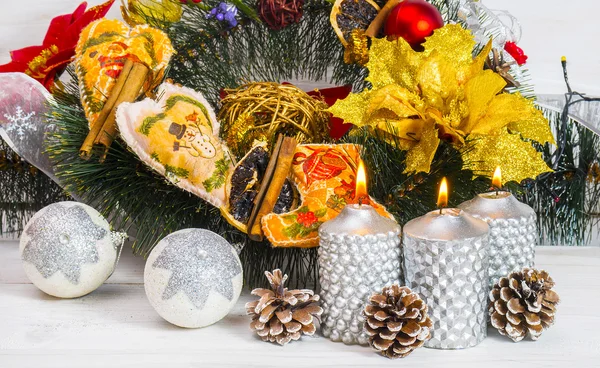 Christmas inredning krans med ornament och brinnande silver ljus — Stockfoto