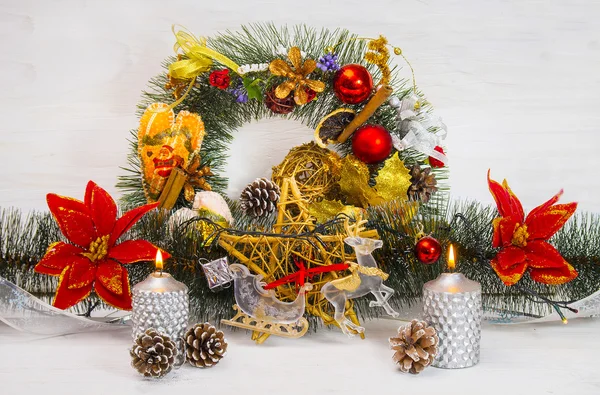 De kroon van Kerstmis decor met ornamenten en brandende zilveren kaars — Stockfoto