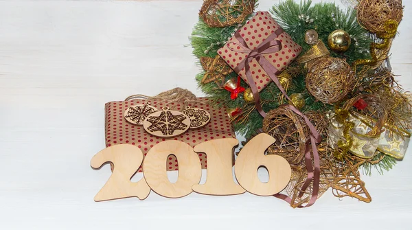 Regalos de Navidad envueltos en papel con decoraciones navideñas . — Foto de Stock