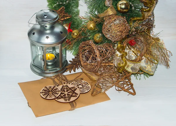 Рождественская композиция с игрушками из дерева — стоковое фото