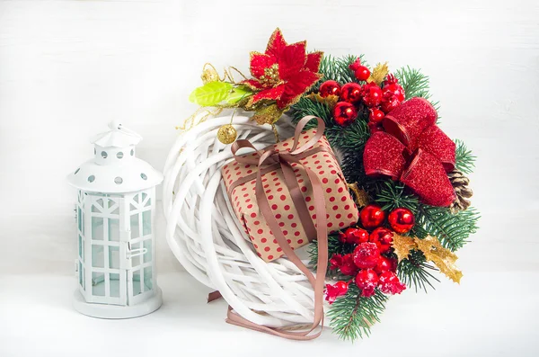 Couronne de Noël avec une lanterne et une boîte cadeau avant les vacances — Photo