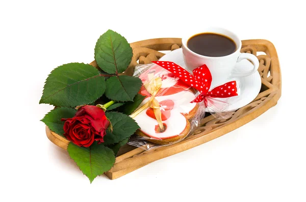 Tasse de café et biscuit le jour de la Saint-Valentin avec une rose rouge . — Photo