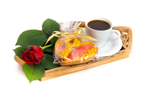 Tasse de café et biscuits le jour de la Saint-Valentin avec une rose rouge — Photo