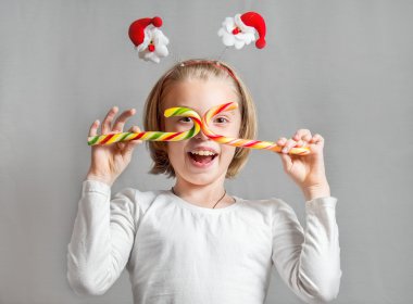 Noel arifesinde şeker ile neşeli kız.