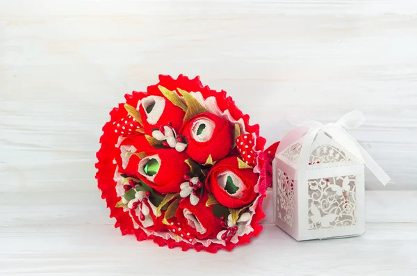 Dekorative Blumenstrauß rote Farbe und Geschenkbox — Stockfoto